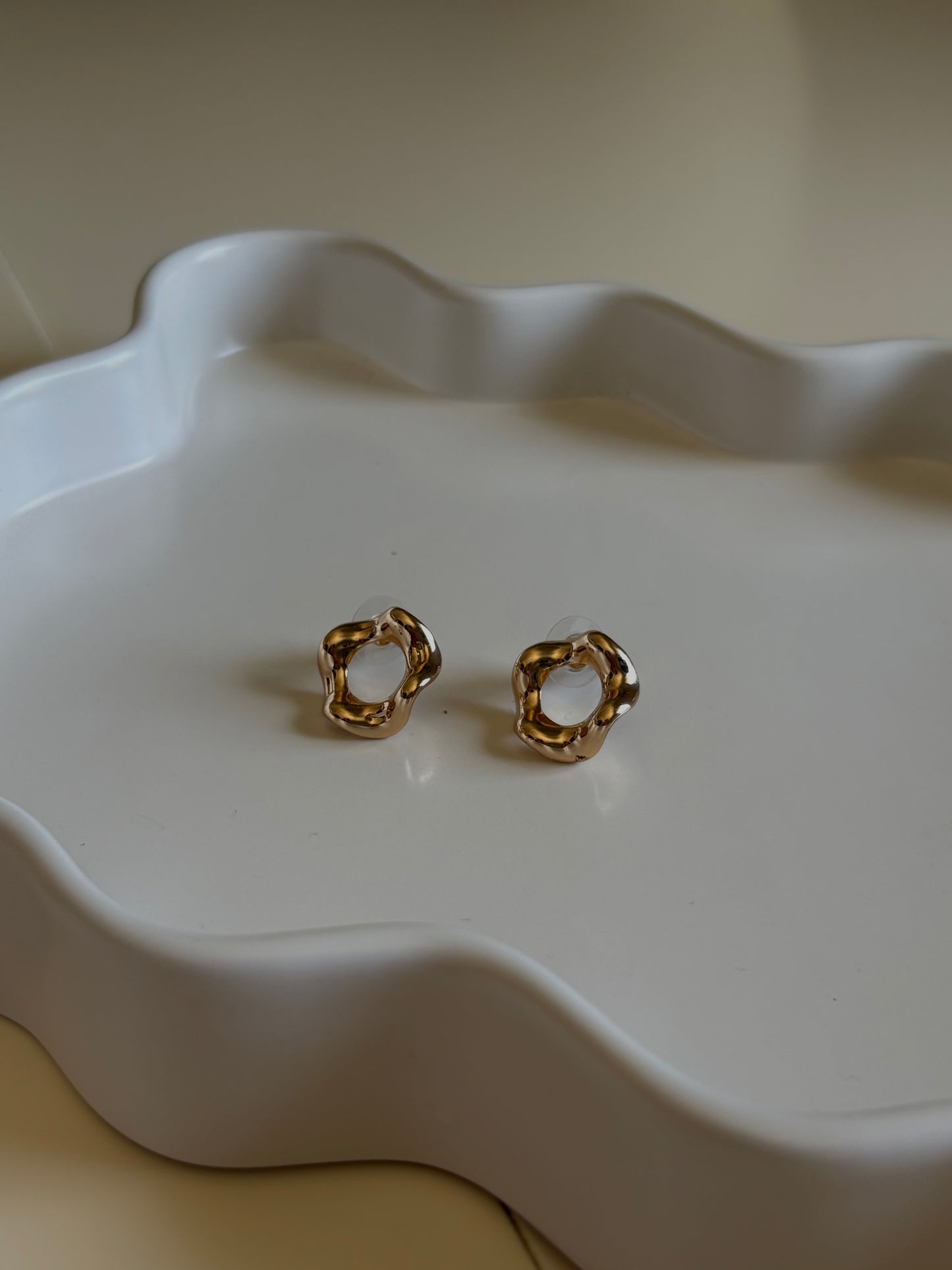 Gold round earings small