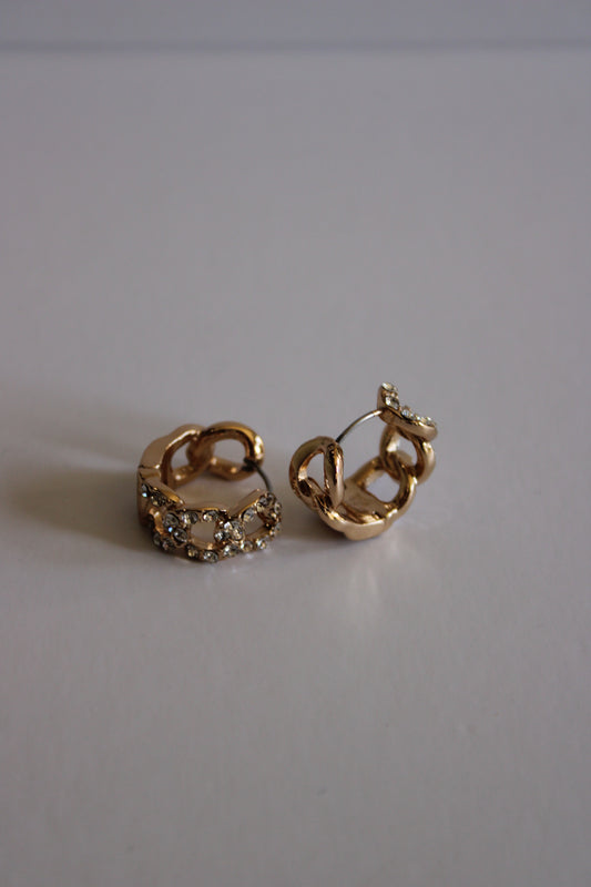 gold round earings with diamond